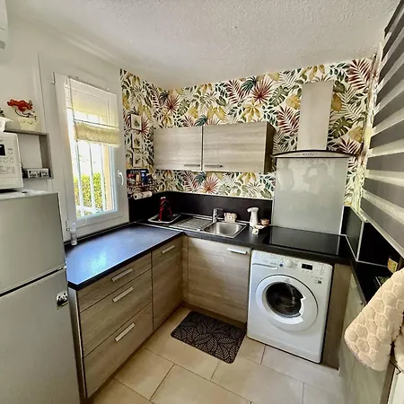 Refait A Neuf, Calme Avec Terrasse Et Parking, Proche Et Port - Fr-1-723-4 Apartment